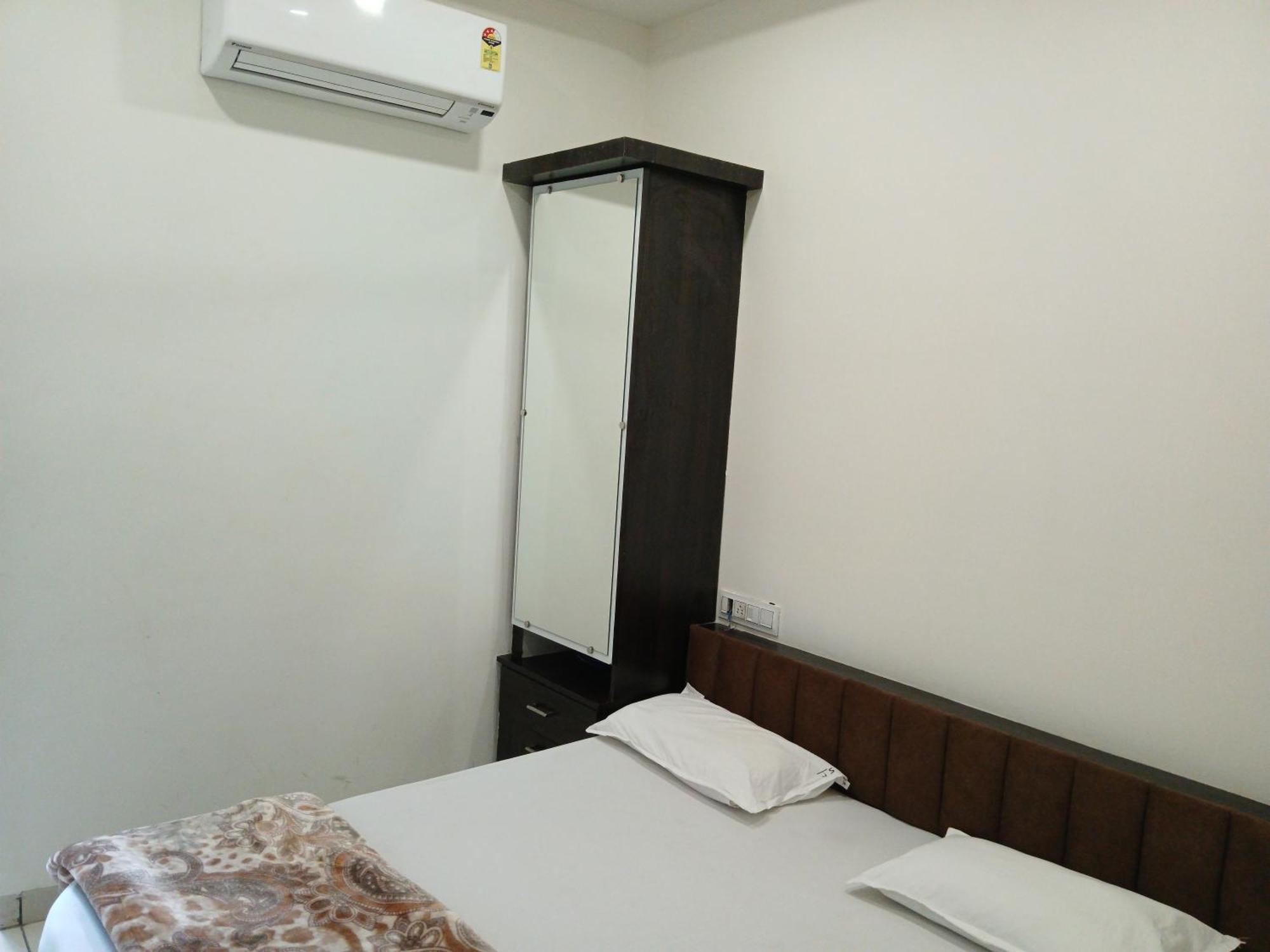Hotel Jyoti Shree อุจเจน ภายนอก รูปภาพ