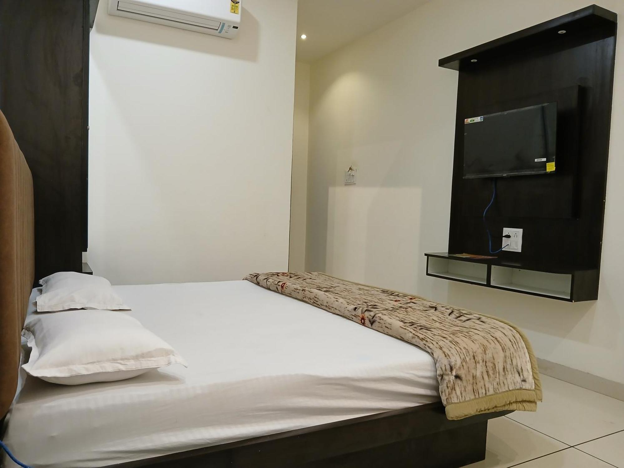Hotel Jyoti Shree อุจเจน ภายนอก รูปภาพ