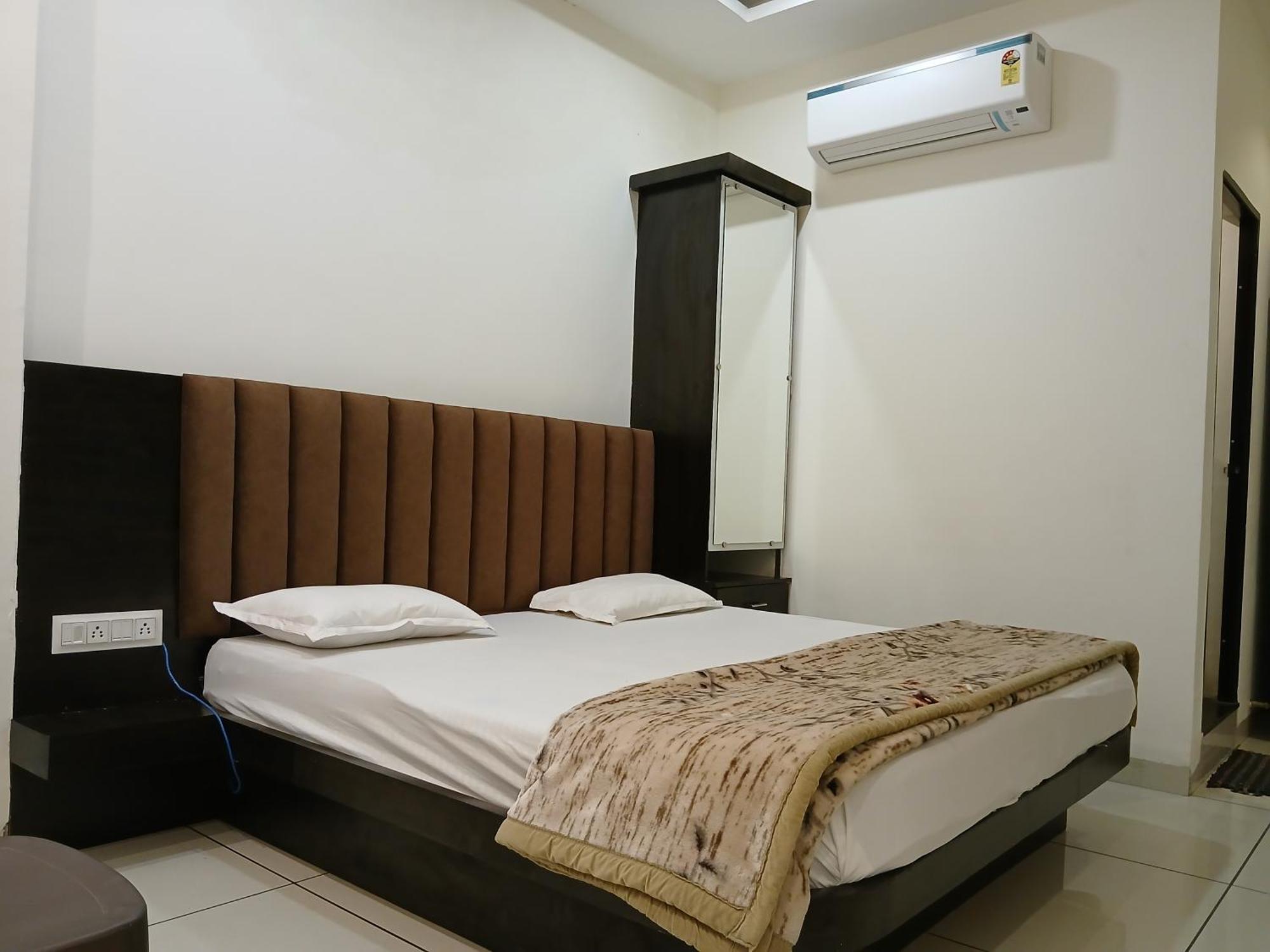 Hotel Jyoti Shree อุจเจน ภายนอก รูปภาพ